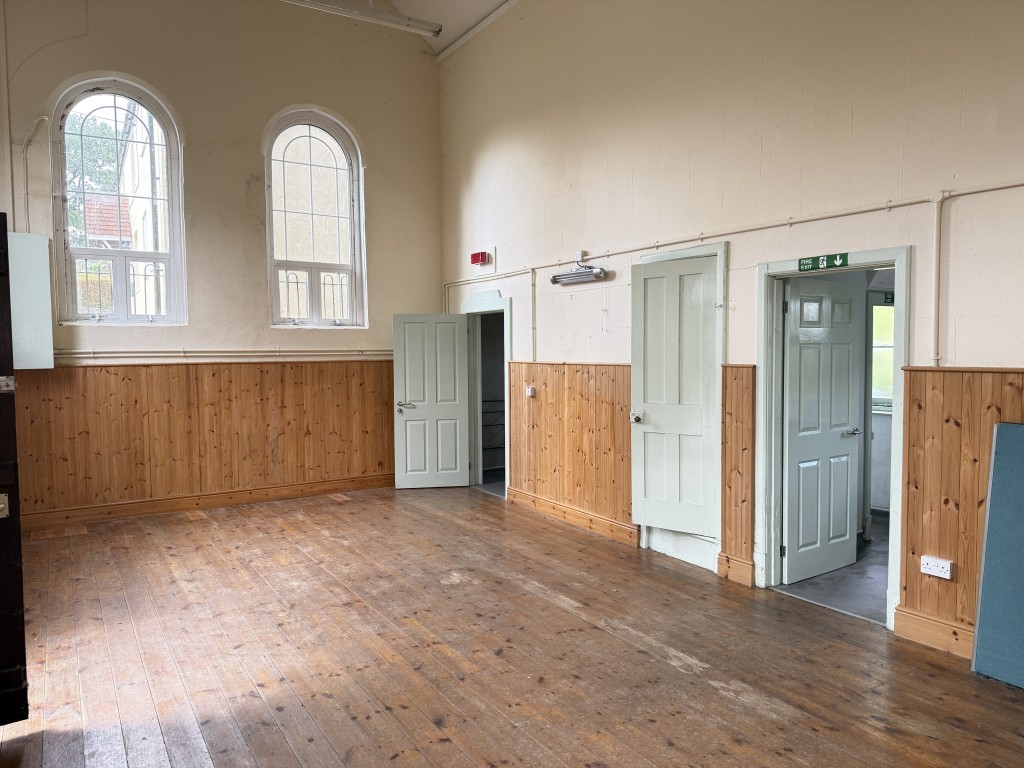 Lot: 170 - FORMER METHODIST CHAPEL WITH PLANNING FOR CONVERSION TO A RESIDENTIAL DWELLING ON PLOT OF 0.39 ACRES - School hall looking towards kitchen